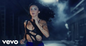 Cierro Los Ojos Music Video