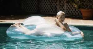 Swimming Pool موزیک ویدیو