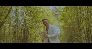 Mehiläinen Kukkaan Videoclip