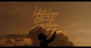 Bertahan Lewati Senja Glasbeni video