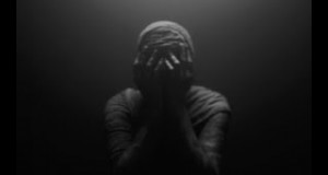 Darkness ミュージックビデオ
