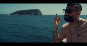Ma Lassato Dint'a Niente Glasbeni video