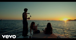 Algo Bien Music Video