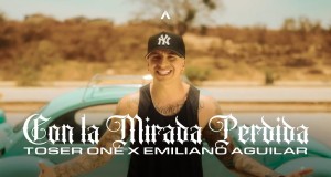 CON LA MIRADA PERDIDA