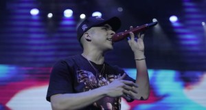 Ella Es Una Amenaza Music Video