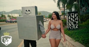 Ella Va Caminando