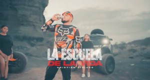 La Escuela De La Vida Glasbeni video