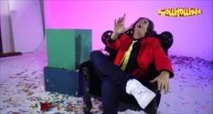 Achter De Schermen Op En Neer Hudobné video