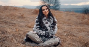 Stiu Ca Imi Duci Dorul, Mama أغنية مصورة