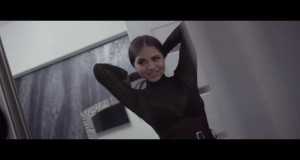 Ce Melodie Pe Fundal Music Video