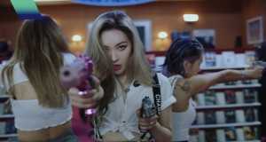 You Can't Sit With Us ミュージックビデオ