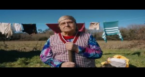 El Pueblo En La Casa Video muzik