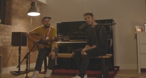 Keeps Me Going (Acoustic) Video musik