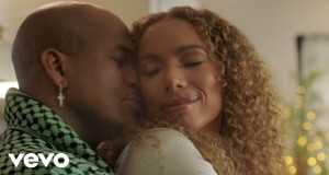 Kiss Me It's Christmas Musikvideo
