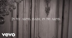 In My Arms Musiqa video