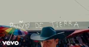 Un Puño De Tierra Muzika Video