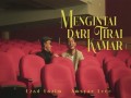 Mengintai Dari Tirai Kamar